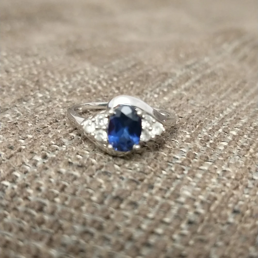 Beautiful 10k white gold blue sapphire ring with diamonds - Picture 2 of 4